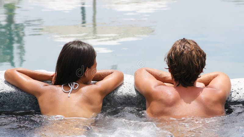 Välfärdsspa par avslappnande i 'hot tub whirlpool' arkivfilmer