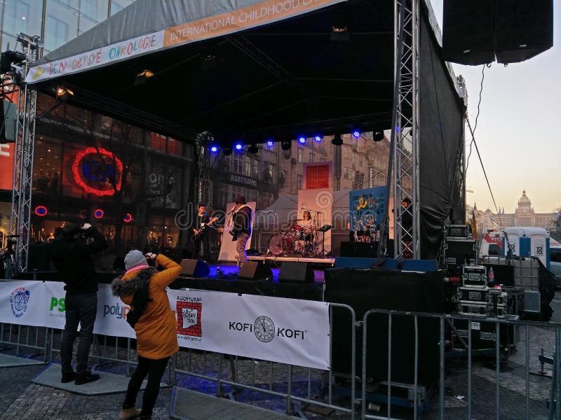 Välgörenhetkonsert i mitten av Prague royaltyfri bild Välgörenhetkonsert i mitten av Prague royaltyfri bild