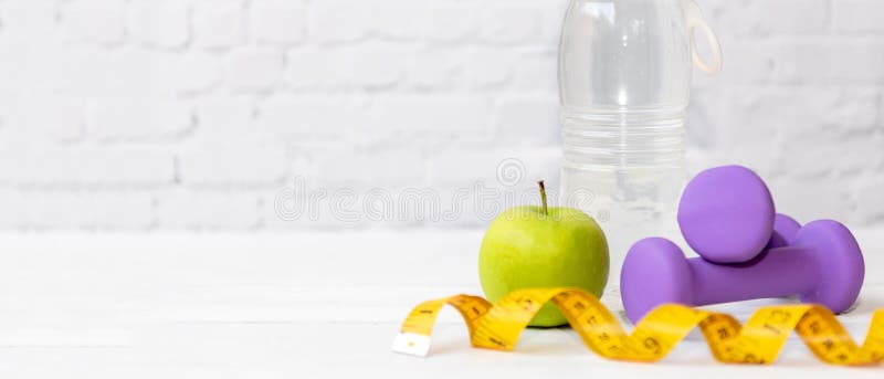 Välj skärpa och stäng provdockor. hälsoplan för kost. grönäpple med måttband för näringstillförsel starta arbetsplanering. royaltyfri fotografi
