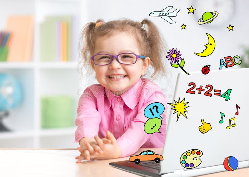 Välkomna barn som använder bärbara datorer aktivt med stort intresse som multimediaencyklopedi och spelcenter