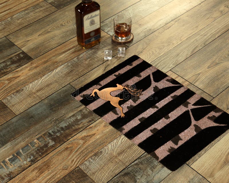 Välkomna tryckta trädsgrenar och rinnande hjärt-formsdoormat för designer arkivfoton