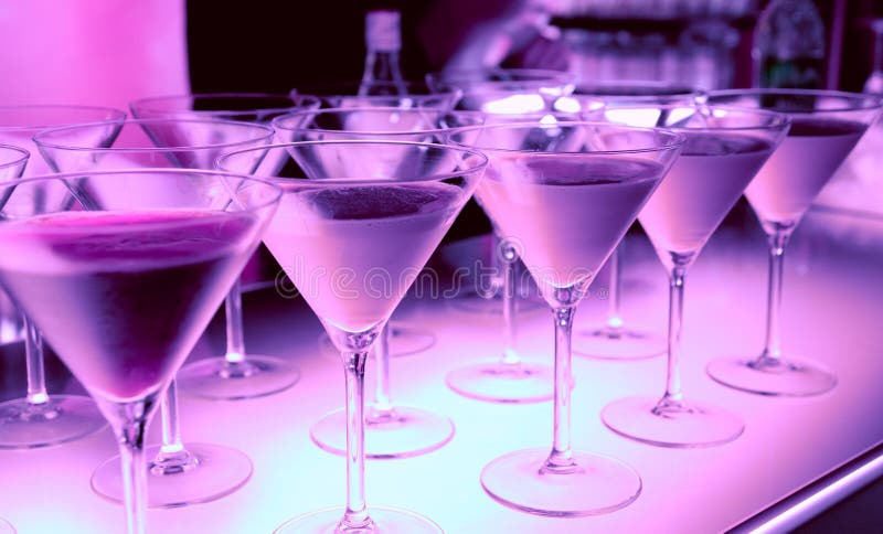 välkomnande för natt för drink för stångklubbaräknare arkivfoton välkomnande för natt för drink för stångklubbaräknare arkivfoton