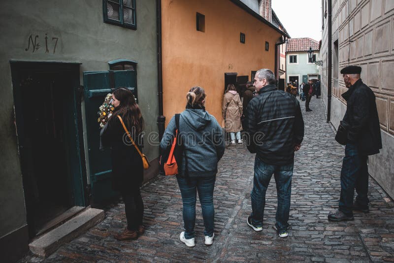 Välkänd gyllene gata i Pragslottet arkivfoto Välkänd gyllene gata i Pragslottet arkivfoto