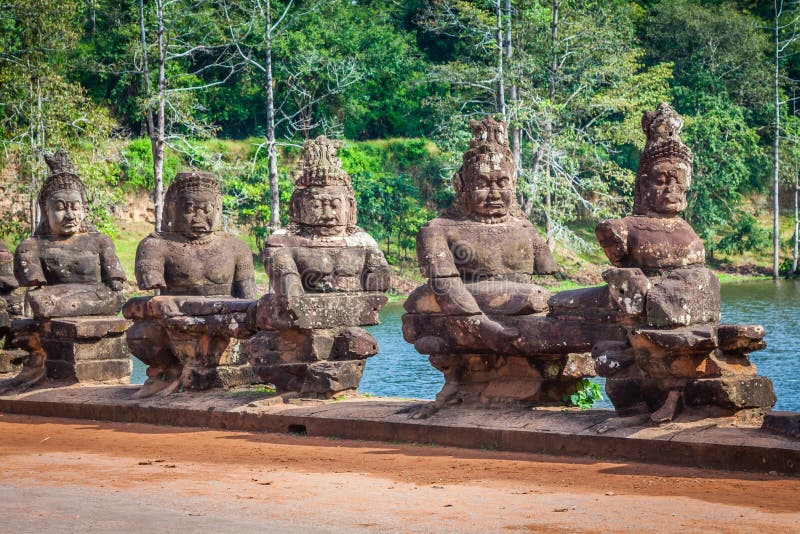 Vända mot Angkor Wat/Angkor Thom cambodia royaltyfri fotografi Vända mot Angkor Wat/Angkor Thom cambodia royaltyfri fotografi
