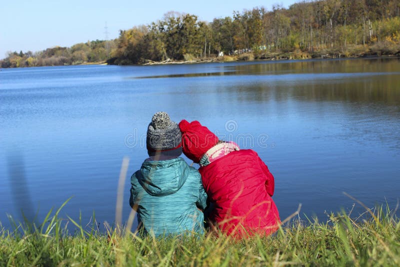 Vänlig familj, barn, lopp, familjevärderingbegrepp Gå för barn royaltyfri foto Vänlig familj, barn, lopp, familjevärderingbegrepp Gå för barn royaltyfri foto