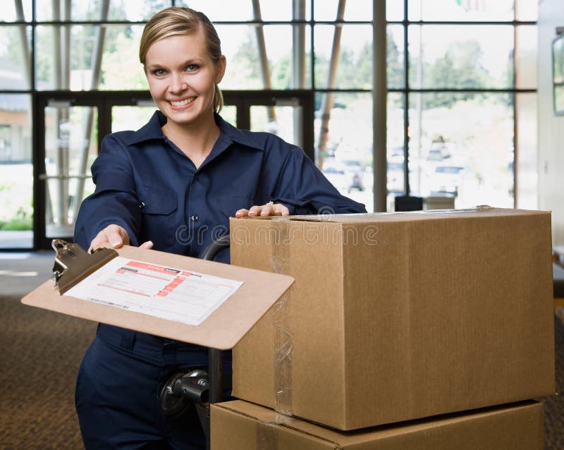 vänlig uniform kvinna för leverans arkivbild vänlig uniform kvinna för leverans arkivbild