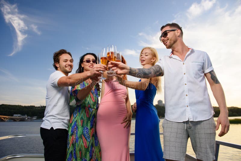 Vänner dricker champagne på yachten arkivbild Vänner dricker champagne på yachten arkivbild