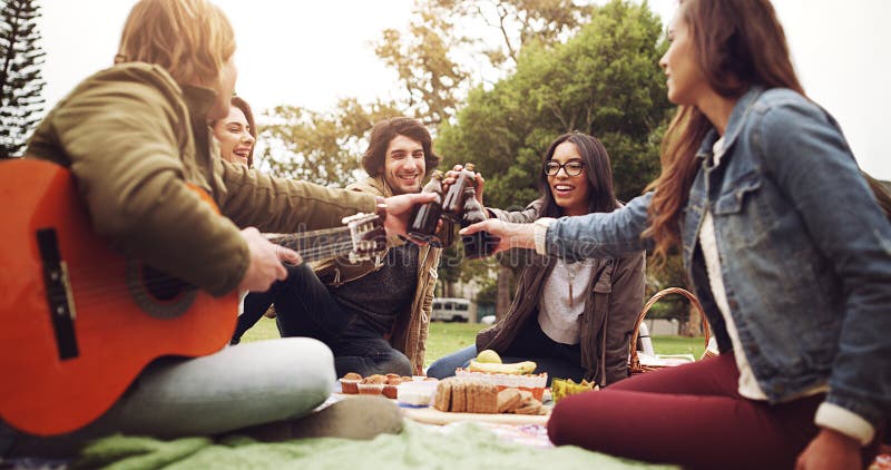 Vänner på öl och ost i parken för picknickbindning och slappna av på helgen med mat på sommaren. grupp lyckliga arkivbilder