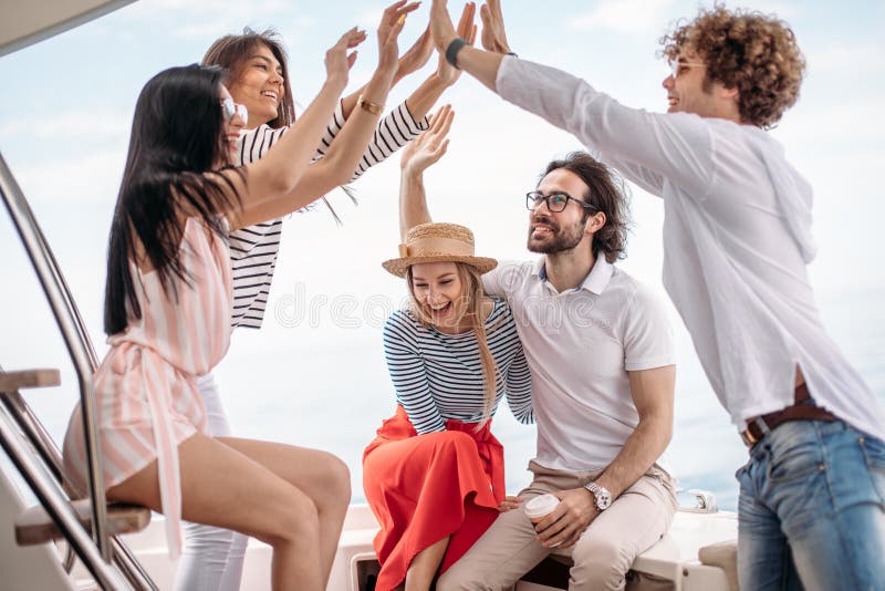 Vänner som gör partiet på en yacht och att ha ett utsmyckat parti på ett lyxigt fartyg fotografering för bildbyråer Vänner som gör partiet på en yacht och att ha ett utsmyckat parti på ett lyxigt fartyg fotografering för bildbyråer