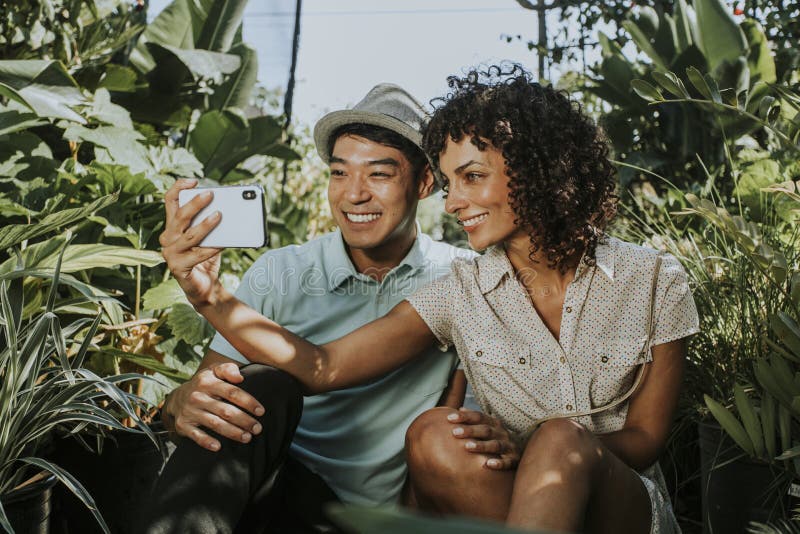 Vänner som tar en selfie på en trädgård fotografering för bildbyråer Vänner som tar en selfie på en trädgård fotografering för bildbyråer