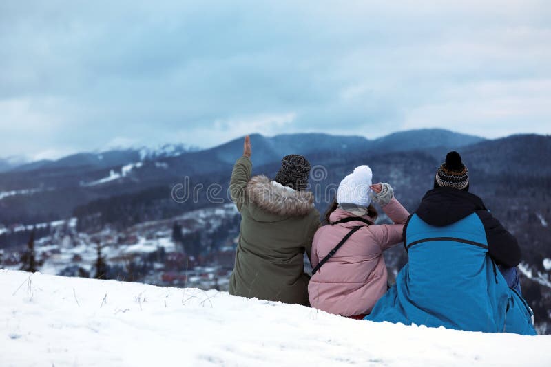 Vänner som tycker om berglandskapet, utrymme för text royaltyfria bilder Vänner som tycker om berglandskapet, utrymme för text royaltyfria bilder