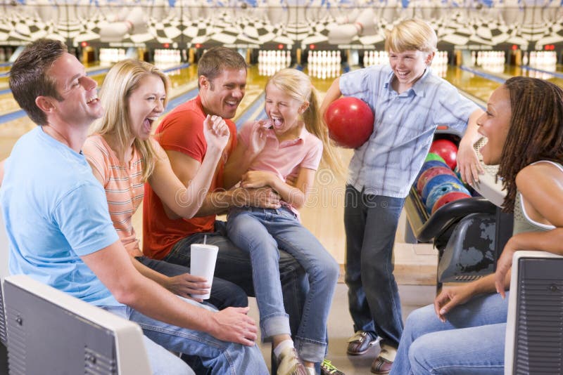 vänner två för familj för grändbowling glädjande fotografering för bildbyråer vänner två för familj för grändbowling glädjande fotografering för bildbyråer