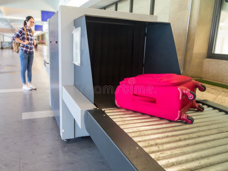 Väntande bagage för härlig kvinnakines royaltyfri bild Väntande bagage för härlig kvinnakines royaltyfri bild