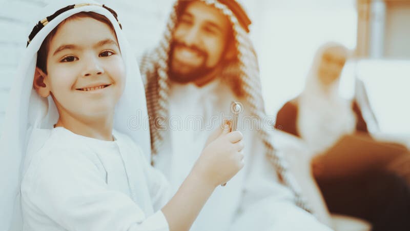 Väntande på doktor för arabisk familj i medicinsk klinik royaltyfri foto Väntande på doktor för arabisk familj i medicinsk klinik royaltyfri foto