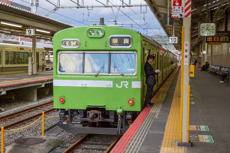 Väntande på passagerare för drev på den Kyoto stationen royaltyfria foton Väntande på passagerare för drev på den Kyoto stationen royaltyfria foton
