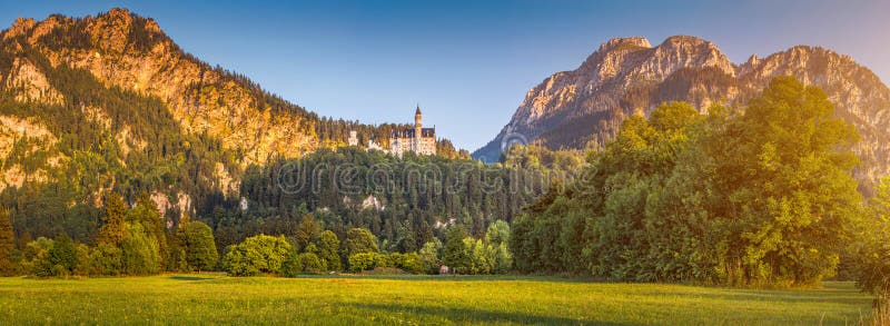 Värld-berömd Neuschwanstein slott i härligt aftonljus, Bayern, Tyskland