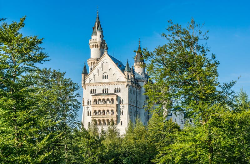 Värld-berömd Neuschwanstein slott på en solig dag, Fussen, Bayern, Tyskland