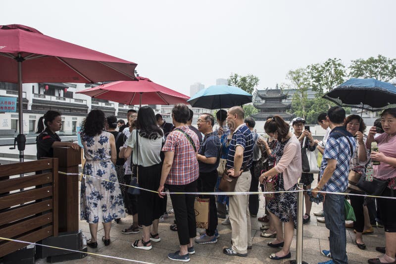 Världsmuseumdag, Jiangnan Gongyuan ingång, uppställd för fria besökare royaltyfri foto Världsmuseumdag, Jiangnan Gongyuan ingång, uppställd för fria besökare royaltyfri foto