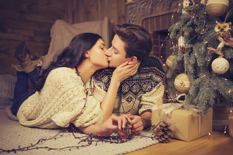 Värme caucasian romantiska älska par för härlig brunett i hemtrevligt arkivfoto Värme caucasian romantiska älska par för härlig brunett i hemtrevligt arkivfoto