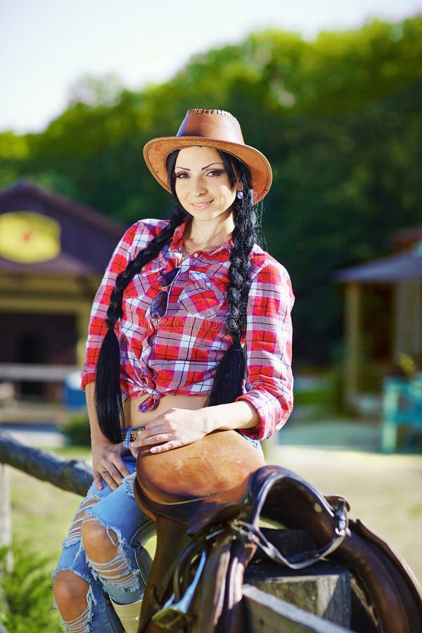 Västra cowboy, cowgirl, rodeo Cowgirl i västra stil på långt royaltyfria bilder Västra cowboy, cowgirl, rodeo Cowgirl i västra stil på långt royaltyfria bilder