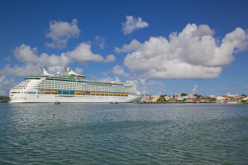 Västra Indies som är karibiska, Antigua, St Johns, kryssningskepp i port arkivfoton Västra Indies som är karibiska, Antigua, St Johns, kryssningskepp i port arkivfoton