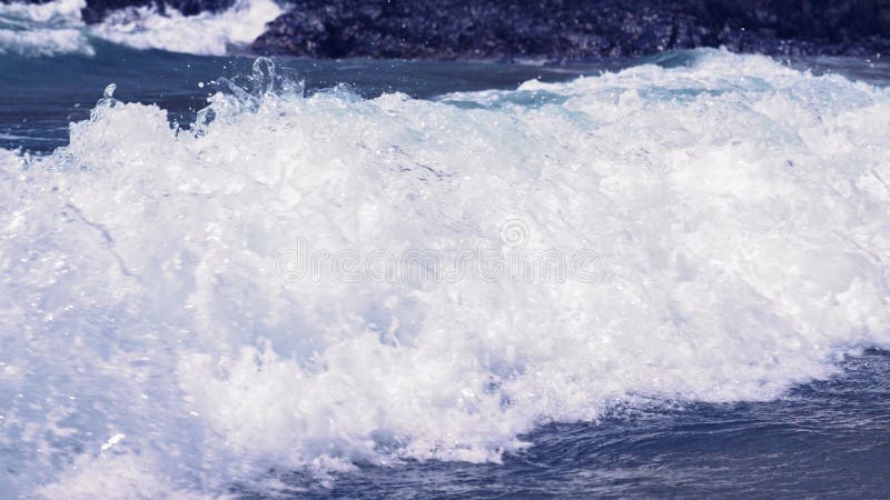 Våg i havet som kraschar till stranden arkivbild
