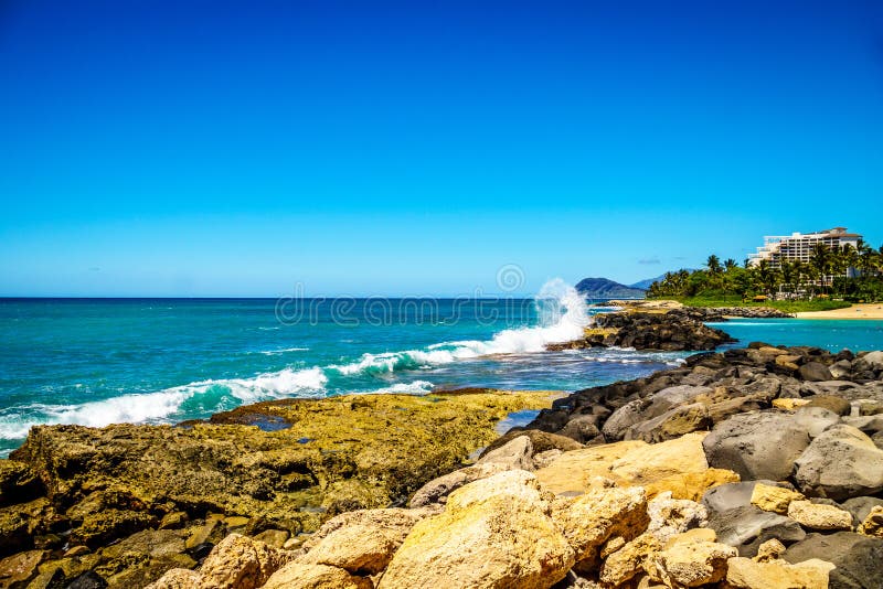 Vågor av Stilla havet som kraschar på den steniga shorelinen av västkusten av ön av Oahu royaltyfri foto