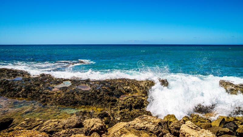 Vågor av Stilla havet som kraschar på, vaggar på shorelinen av Ko Olina fotografering för bildbyråer