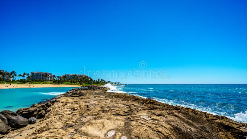 Vågor av Stilla havet som kraschar på, vaggar på shorelinen av Ko Olina på ön av Oahu royaltyfria foton