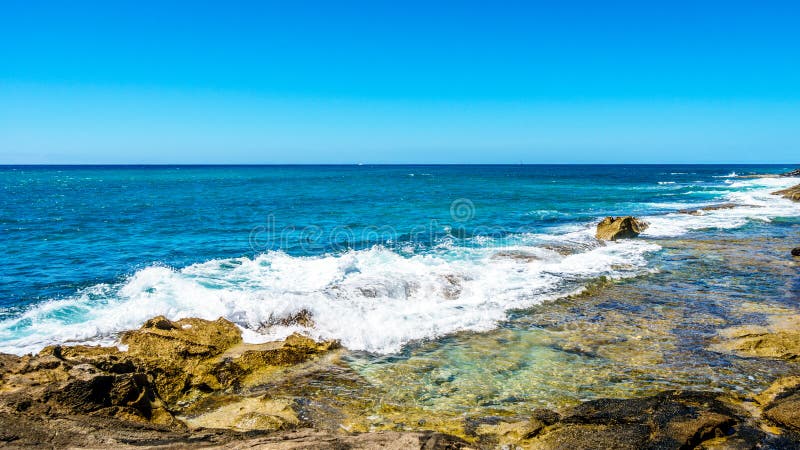 Vågor av Stilla havet som kraschar på, vaggar på shorelinen av Ko Olina på ön av Oahu royaltyfri foto