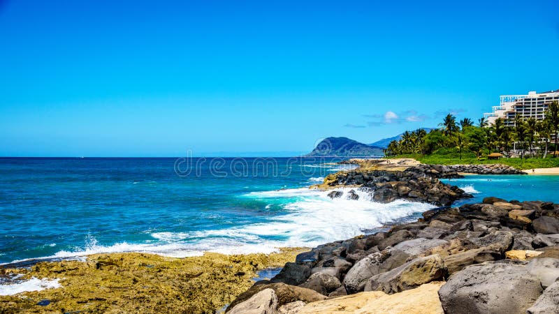 Vågor av Stilla havet som kraschar på, vaggar på shorelinen av Ko Olina på ön av Oahu royaltyfri foto