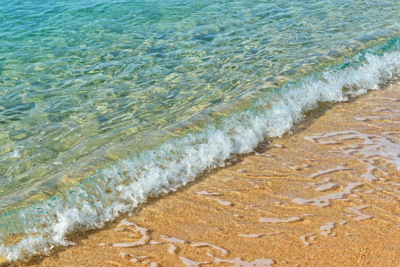 Vågor för sandig strand och havs arkivfoton Vågor för sandig strand och havs arkivfoton