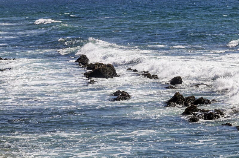 Vågor och det blåa havet som över tvättar sig, vaggar royaltyfri fotografi Vågor och det blåa havet som över tvättar sig, vaggar royaltyfri fotografi