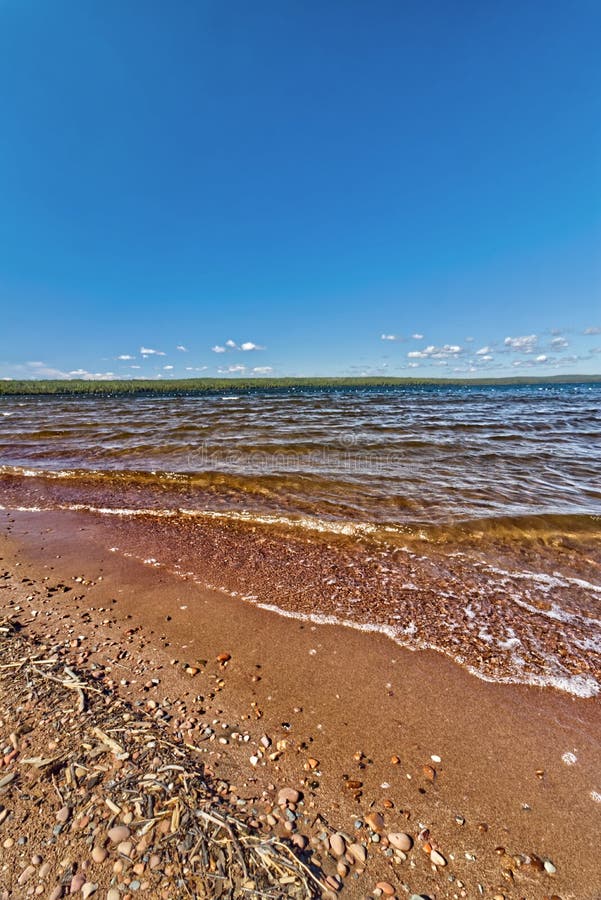 Vågor som kommer tillbaka i snabb sg pp thunder Bay ontario canada. vacker sjö inuti sovande proparken.