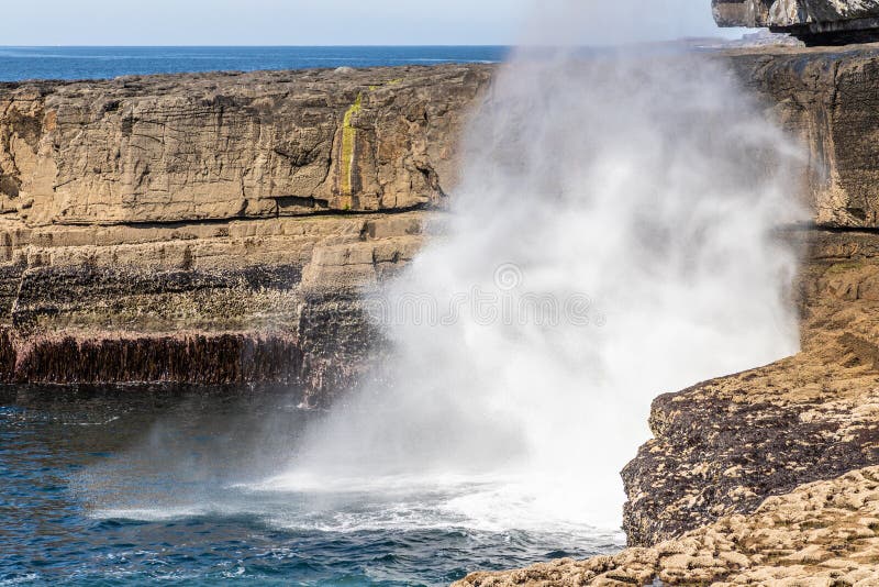 Vågslagklippor i Inishmore royaltyfri foto Vågslagklippor i Inishmore royaltyfri foto
