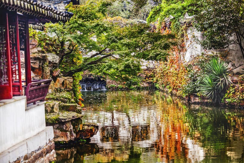 Administratör för gamla röda hus reflexion suzhou china arkivbilder