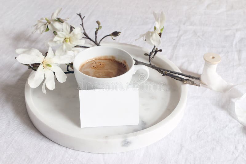 Vårbröllopets stillastående livsscen. Kortet för uppsamlingsbricka för kaffe. Bild som är formaterad med årgång feminin royaltyfri fotografi