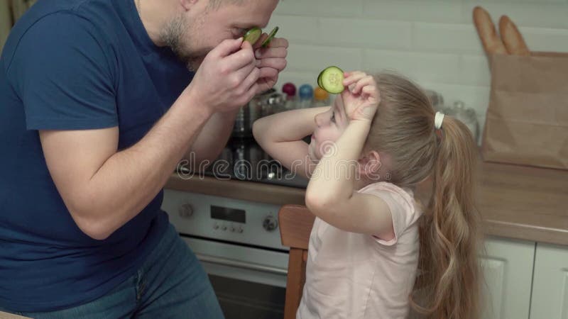 Vårda fadern och leka med dottern i köket stock video