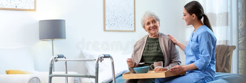 Vårdpersonal som serverar middag för äldre kvinnor på geriatriska hospioner. banderoll