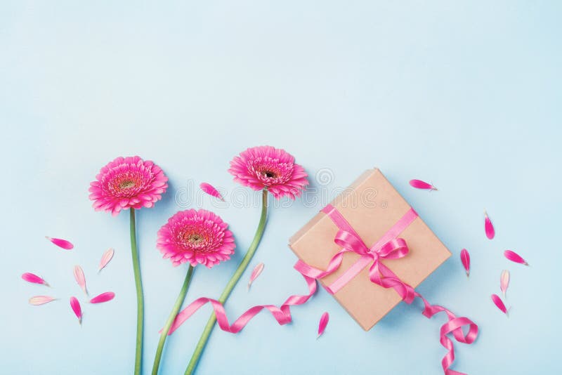 Vårsammansättning med rosa färgblommor och gåvaasken på blå bästa sikt för tabell Hälsningkort för födelsedag-, kvinna- eller mod fotografering för bildbyråer Vårsammansättning med rosa färgblommor och gåvaasken på blå bästa sikt för tabell Hälsningkort för födelsedag-, kvinna- eller mod fotografering för bildbyråer