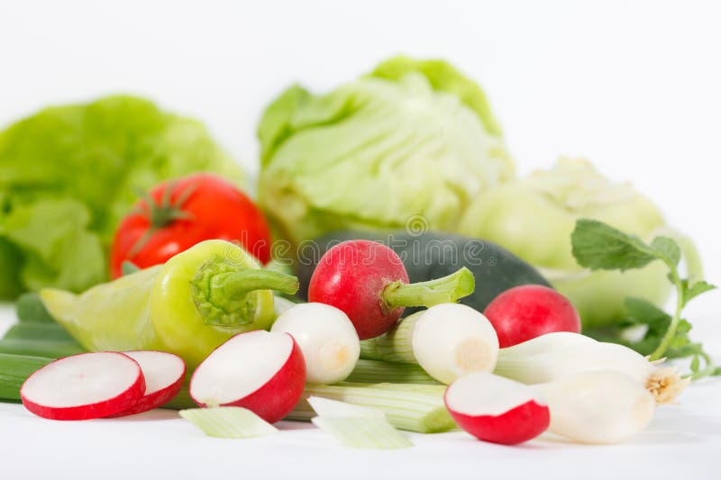 Vårvitaminuppsättning av olika gröna lövrika grönsaker arkivfoton Vårvitaminuppsättning av olika gröna lövrika grönsaker arkivfoton
