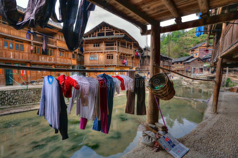 Våt tvätteriuttorkning på hängare under räkningen utomhus, Guizhou, Chi arkivfoton Våt tvätteriuttorkning på hängare under räkningen utomhus, Guizhou, Chi arkivfoton