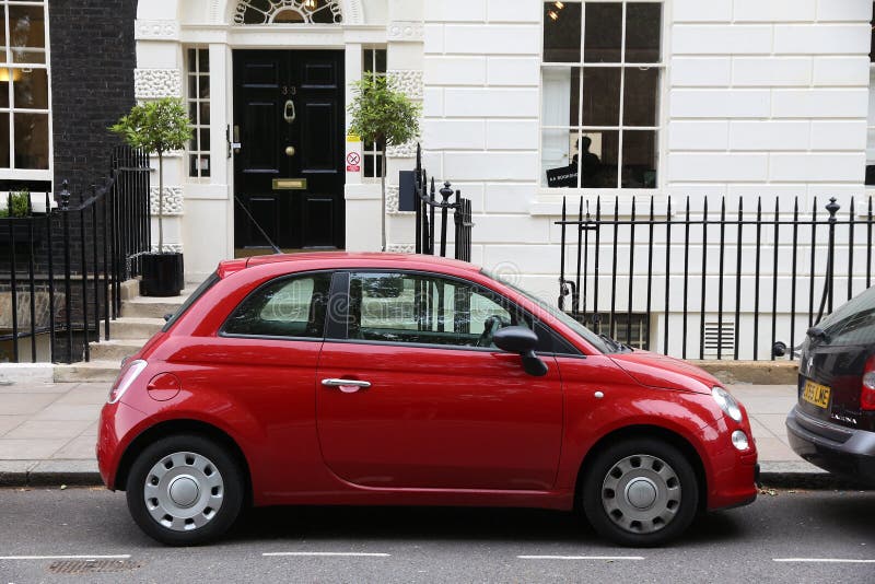 Véhicule de Fiat 500 photo libre de droits Véhicule de Fiat 500 photo libre de droits