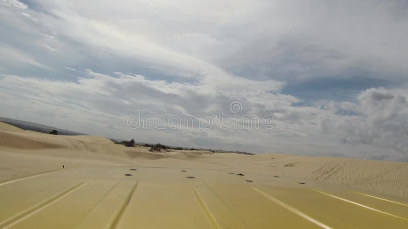 Véhicule dune bashing sur les dunes de sable de la ville de mui ne vietnam. un camion de ramassage d'aventure extrême se déplace d