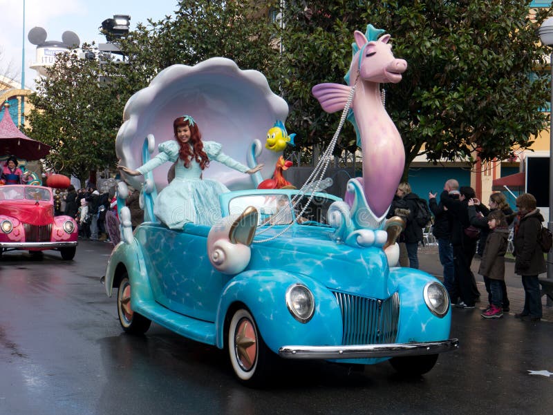 Véhicules de Disney et sirène de défilé d'étoiles petite photographie stock Véhicules de Disney et sirène de défilé d'étoiles petite photographie stock