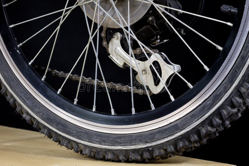 Vélo d'enfants Amortisseur, frein, fin montrée par roue photo libre de droits Vélo d'enfants Amortisseur, frein, fin montrée par roue photo libre de droits