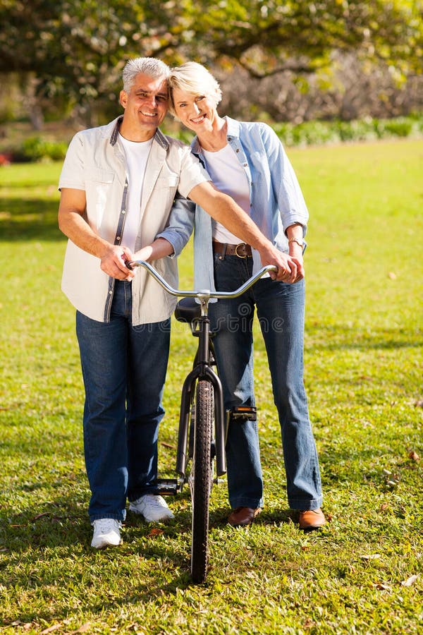 Vélo de marche de couples photo stock Vélo de marche de couples photo stock