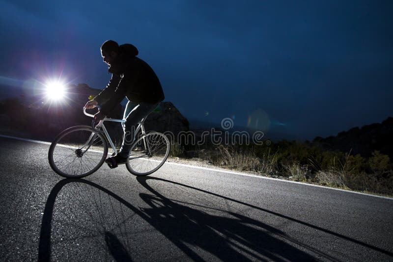 Vélo fixe de monte de sport de vitesse d'homme de cycliste image libre de droits Vélo fixe de monte de sport de vitesse d'homme de cycliste image libre de droits
