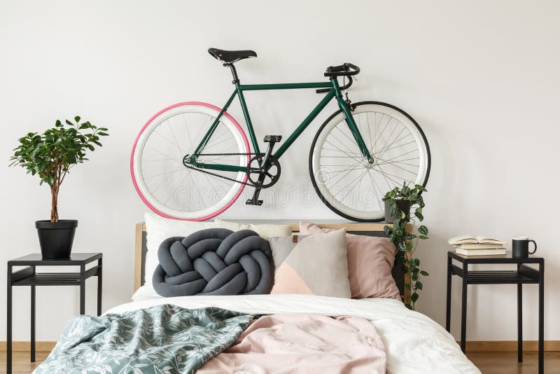 Vélo noir dans la chambre à coucher images libres de droits Vélo noir dans la chambre à coucher images libres de droits