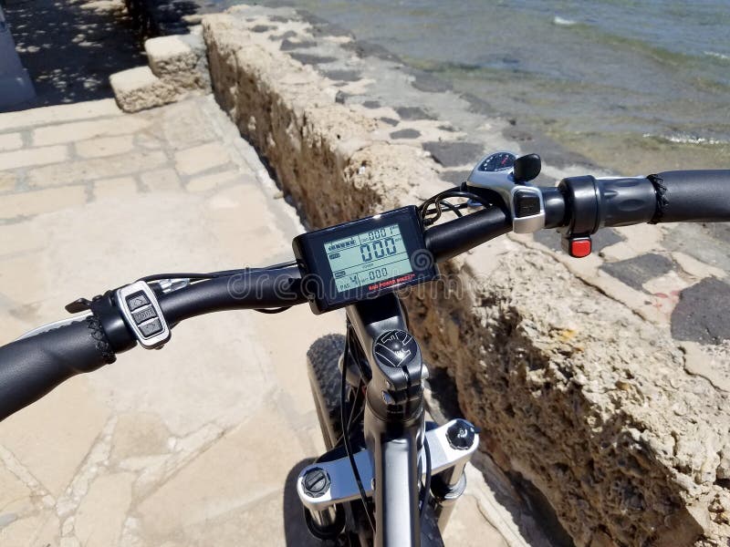 Vélos d'alimentation en bande Écran, pneu avant et barres de poignée images stock Vélos d'alimentation en bande Écran, pneu avant et barres de poignée images stock